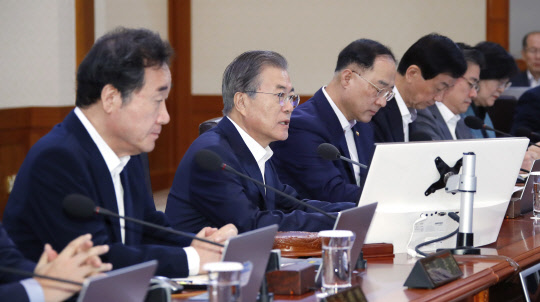 국무회의 주재하는 문 대통령      (서울=연합뉴스) 배재만 기자 = 문재인 대통령이 8일 오전 청와대에서 열린 국무회의를 주재하고 있다. 2019.10.8      scoop@yna.co.kr   (끝)